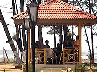 Golden Swan Beach Resort offers